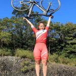 自転車・小林優香＞自転車を掲げポーズを決める小林優香