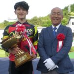 山根将太（左）と井上茂徳氏